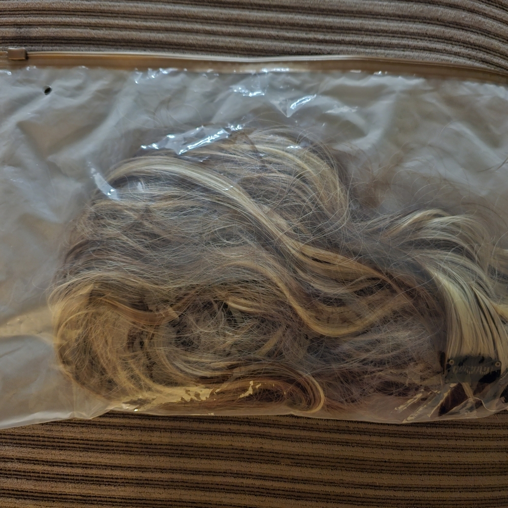 Elegant Multi-Tone Hair Extensions - Picture 2 of 2